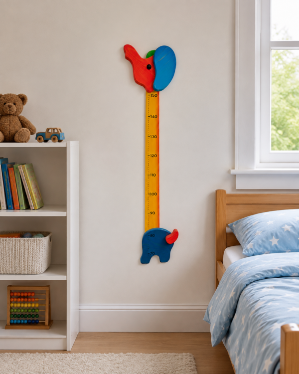 Toise enfant éléphant en bois multicolore installée dans une chambre