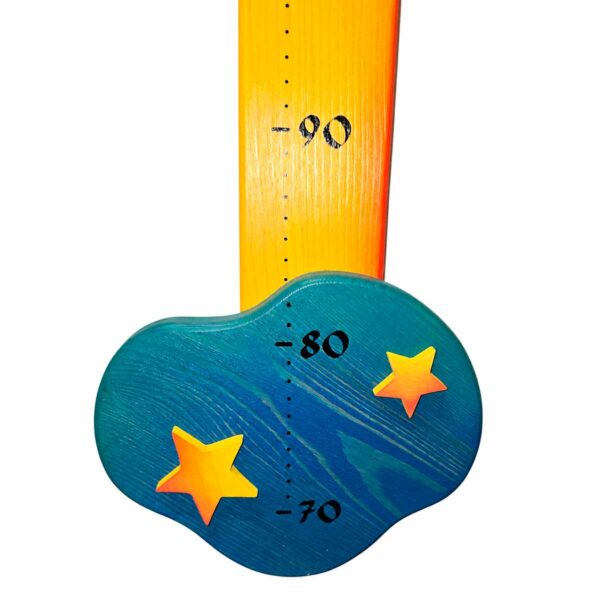 Détail de la partie basse de la toise enfant lune et étoile en bois