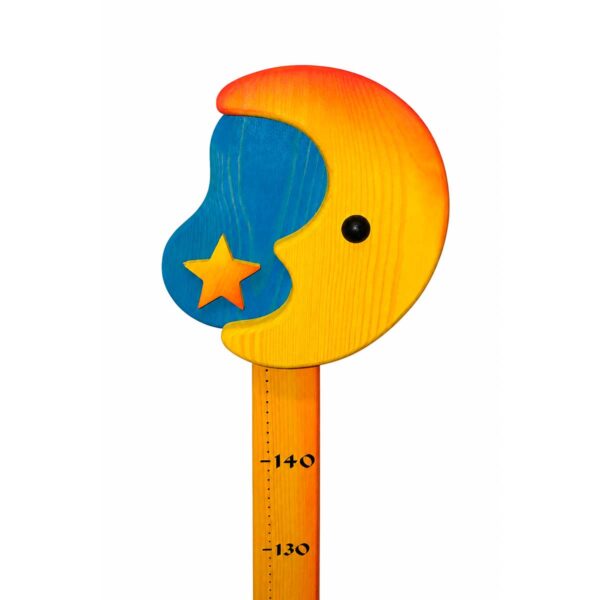 Détail de la lune et de l’étoile de la toise enfant en bois